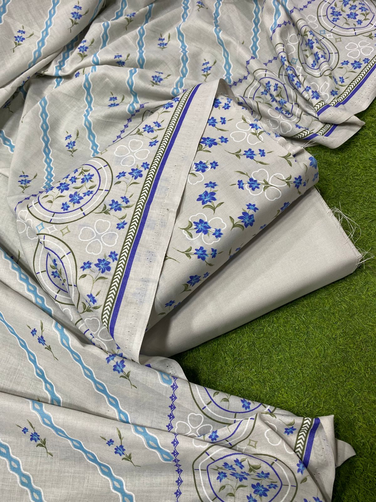 3 Pcs Women's Unstitched Printed Suit View Gallery - Pakistan