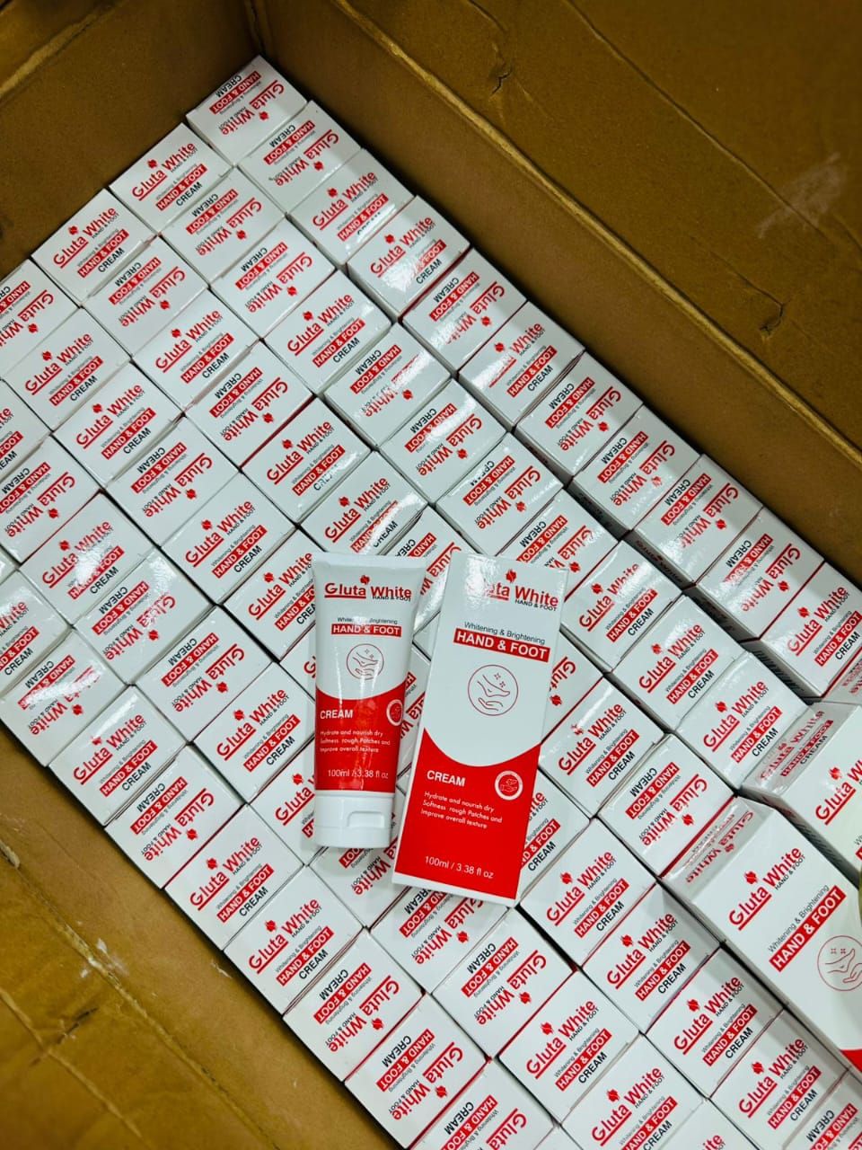 Gluta White Whitening & Brightening Hand & Foot Cream – Deep Moisturizing, Softening & Skin Repair Formula (100ml) View Gallery - Pakistan