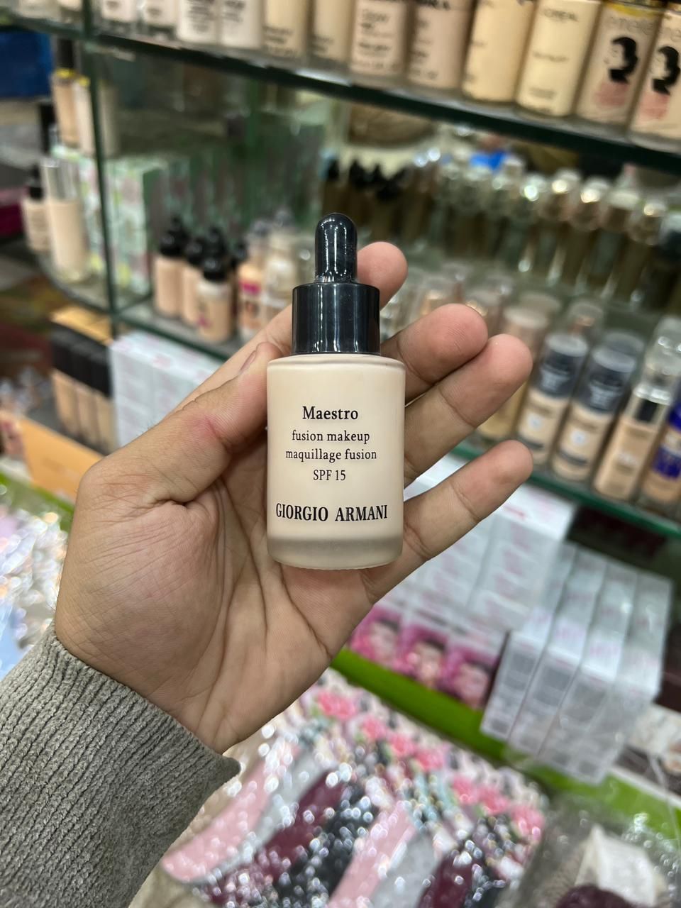 Maestro Fusion Makeup SPF 15 by Giorgio Armani: The Revolutionary Skin-Perfecting Serum Foundation for a Natural, Luminous Glow View Gallery - Pakistan