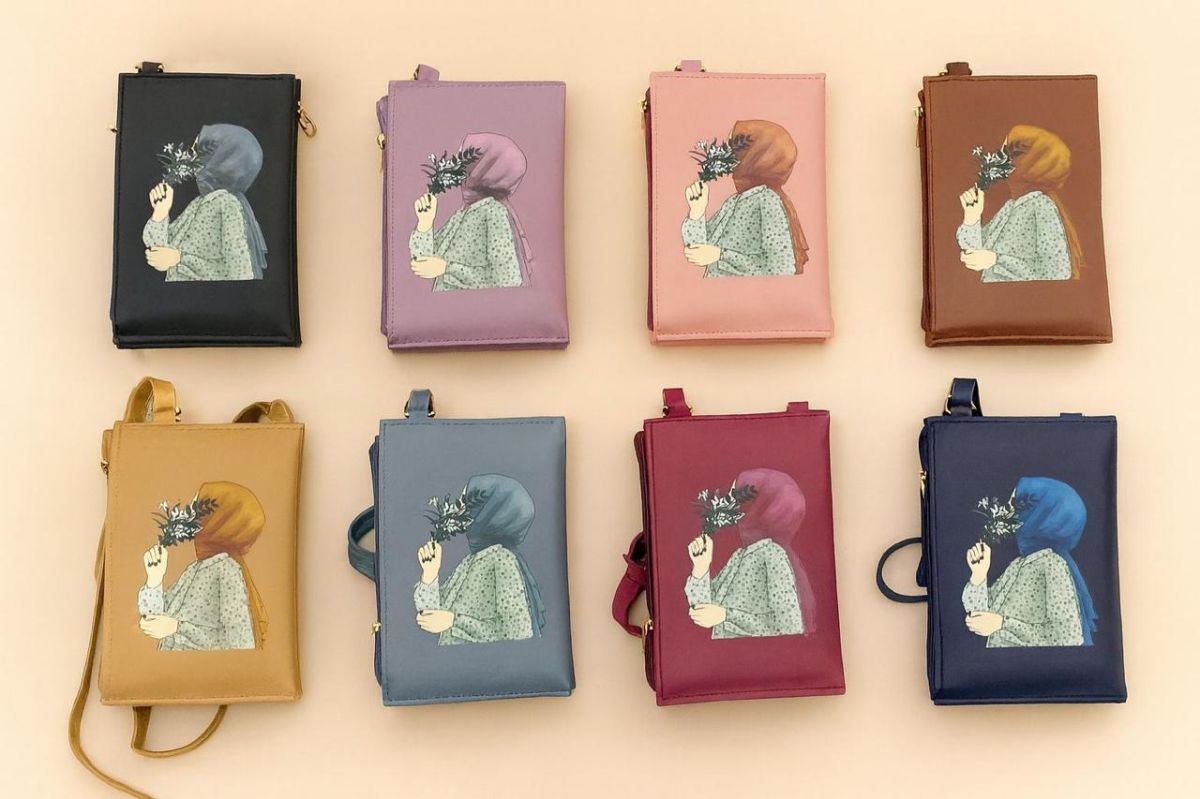 Elegance in Bloom: Illustrated Crossbody Mobile Wallet &amp; Organizer