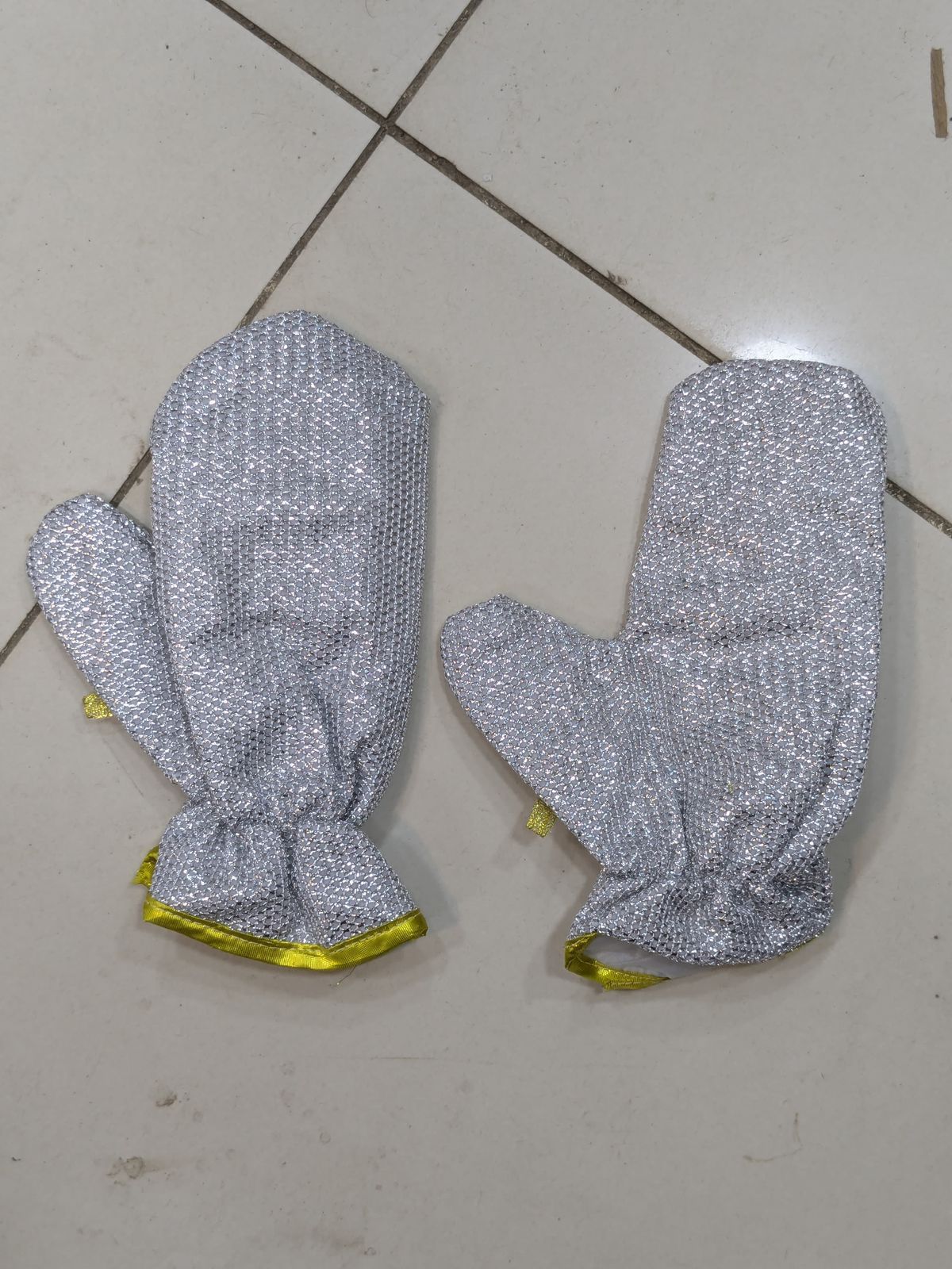 Title: Heavy-Duty Silver Heat-Resistant Oven Mitts – Professional Grade Kitchen Safety (Pair) View Gallery - Pakistan