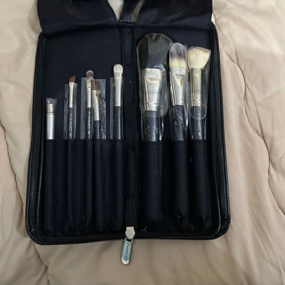 Mac Makeup Brush Set In A Black Travel Case Perfect Choice For Daily Makeup And Travel Needs View Gallery - Pakistan