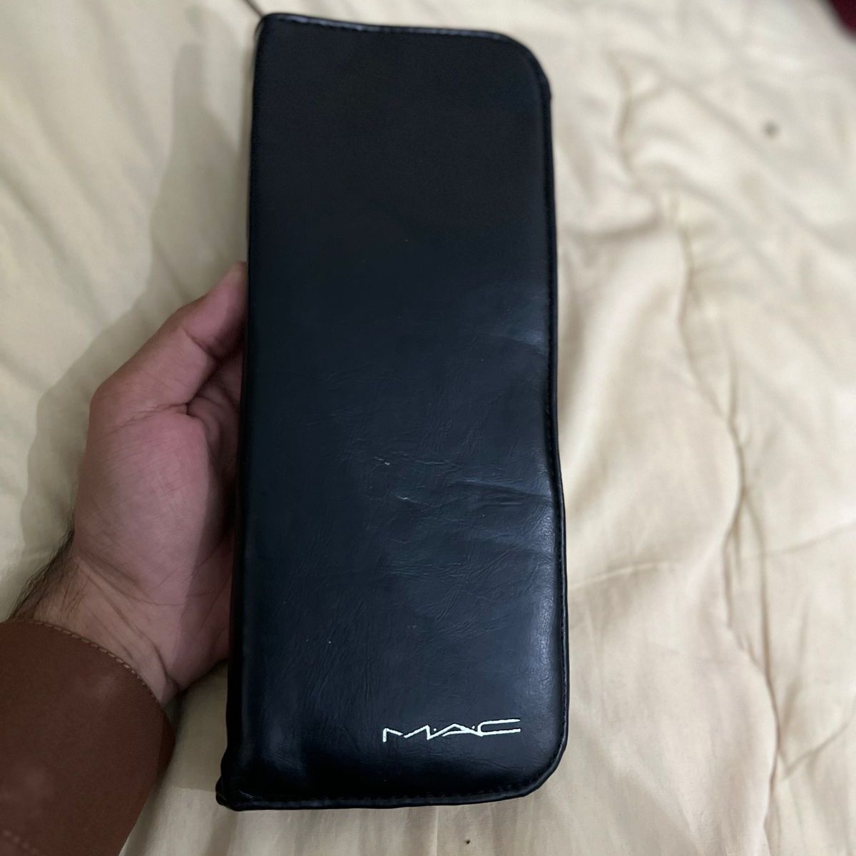 Mac Makeup Brush Set In A Black Travel Case Perfect Choice For Daily Makeup And Travel Needs View Gallery - Pakistan