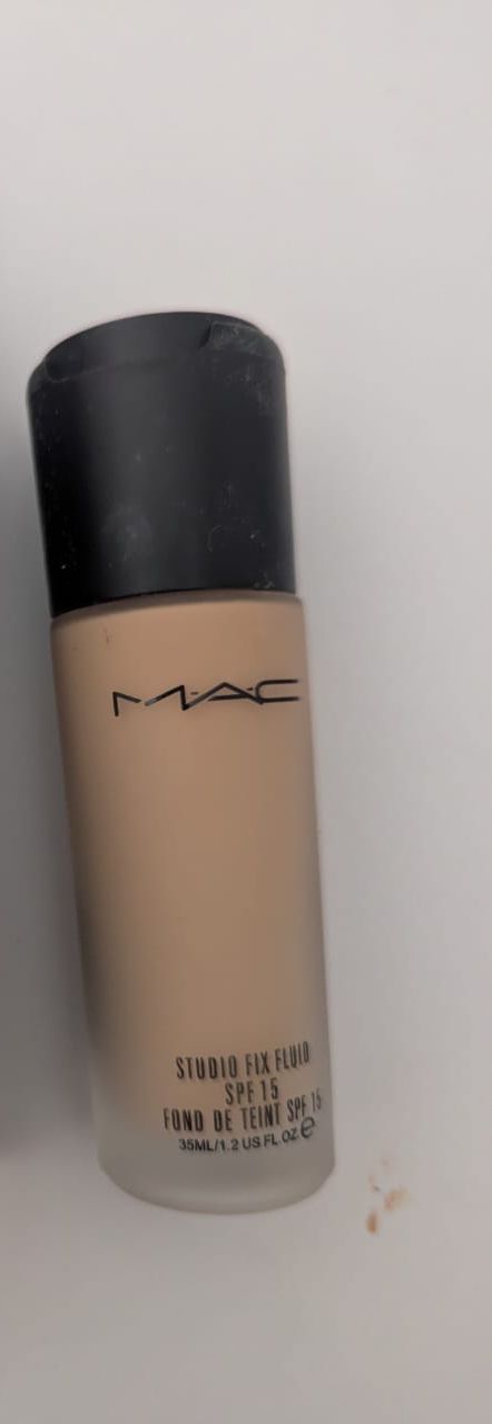 MAC Studio Fix Fluid SPF 15 Foundation – Shade NC20 | 24-Hour Wear, Oil-Free, Natural Matte Finish, Medium-to-Full Coverage, 30ml View Gallery - Pakistan