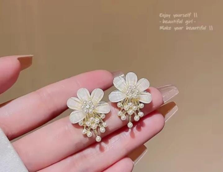 ZJX-162 Flower Pearl Korean Earrings – Elegant Design, Stylish Fashion Accessory for Women View Gallery - Pakistan