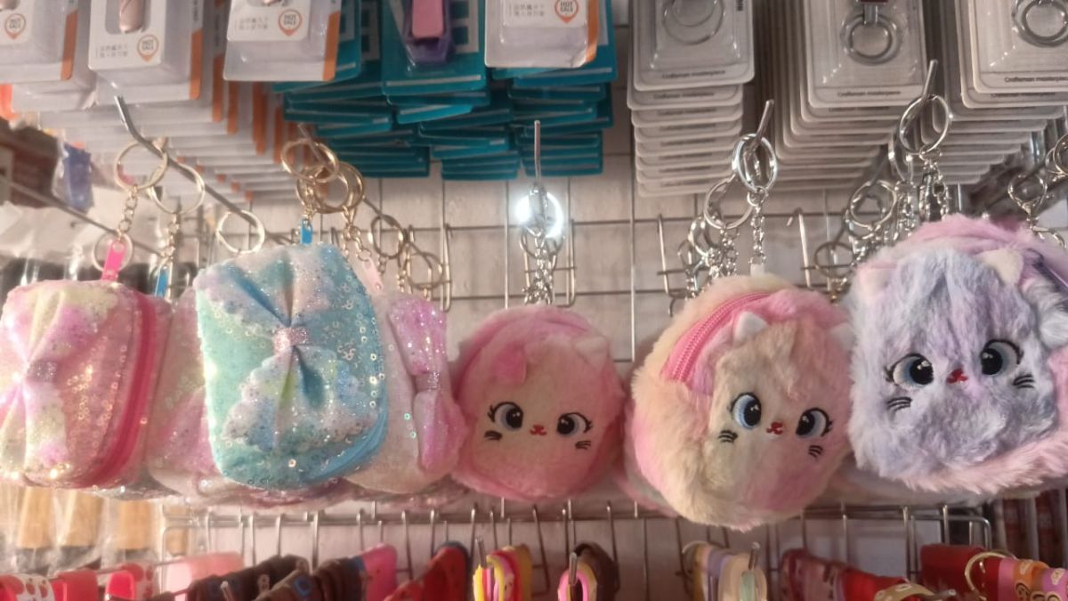 1pc Kawaii Rainbow Color Keyring Coin Purse for Girls – Cute and Portable Storage Accessory- Random Colour View Gallery - Pakistan