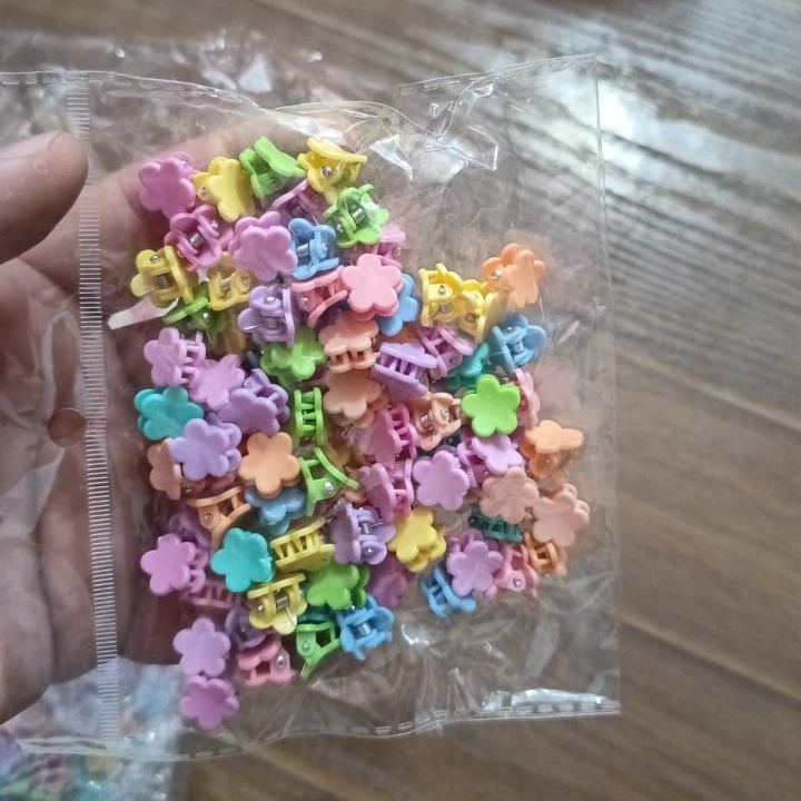 100 PCS Mini Flower Hair Claw Clips For Kids Assorted Colors Cute Plastic Hair Accessories Gentle Grip Non Slip Comfortable View Gallery - Pakistan