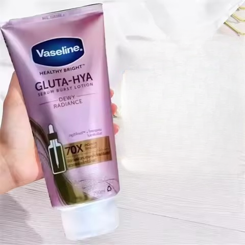 Original Vaseline Healthy Bright Gluta-Hya Dewy Radiance Lotion for glowing, hydrated, radiant skin. 200ML View Gallery - Pakistan