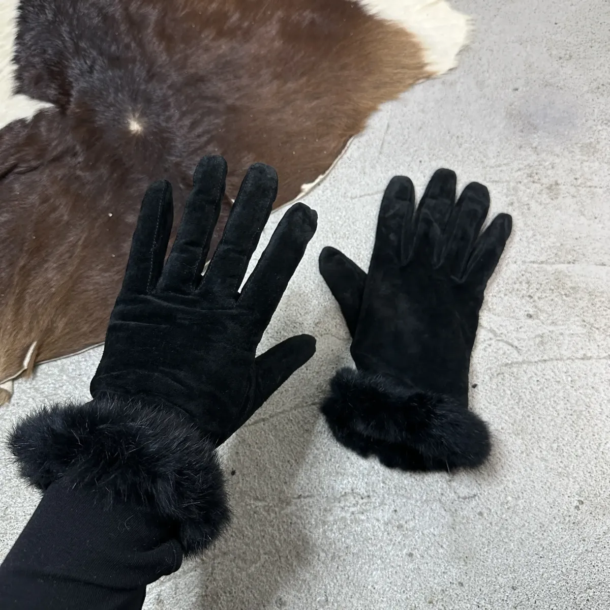 Women’s Winter Velvet Gloves with Fur Cuff | Soft Full Finger Hijab Gloves for Girls – Warm, Elegant & Touchscreen Friendly View Gallery - Pakistan