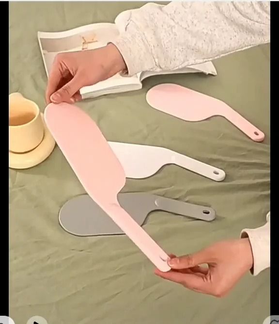 Bed Sheet Tucker – Easy Bed-Making Tool for Neat, Wrinkle-Free Sheets ( Random color ) View Gallery - Pakistan