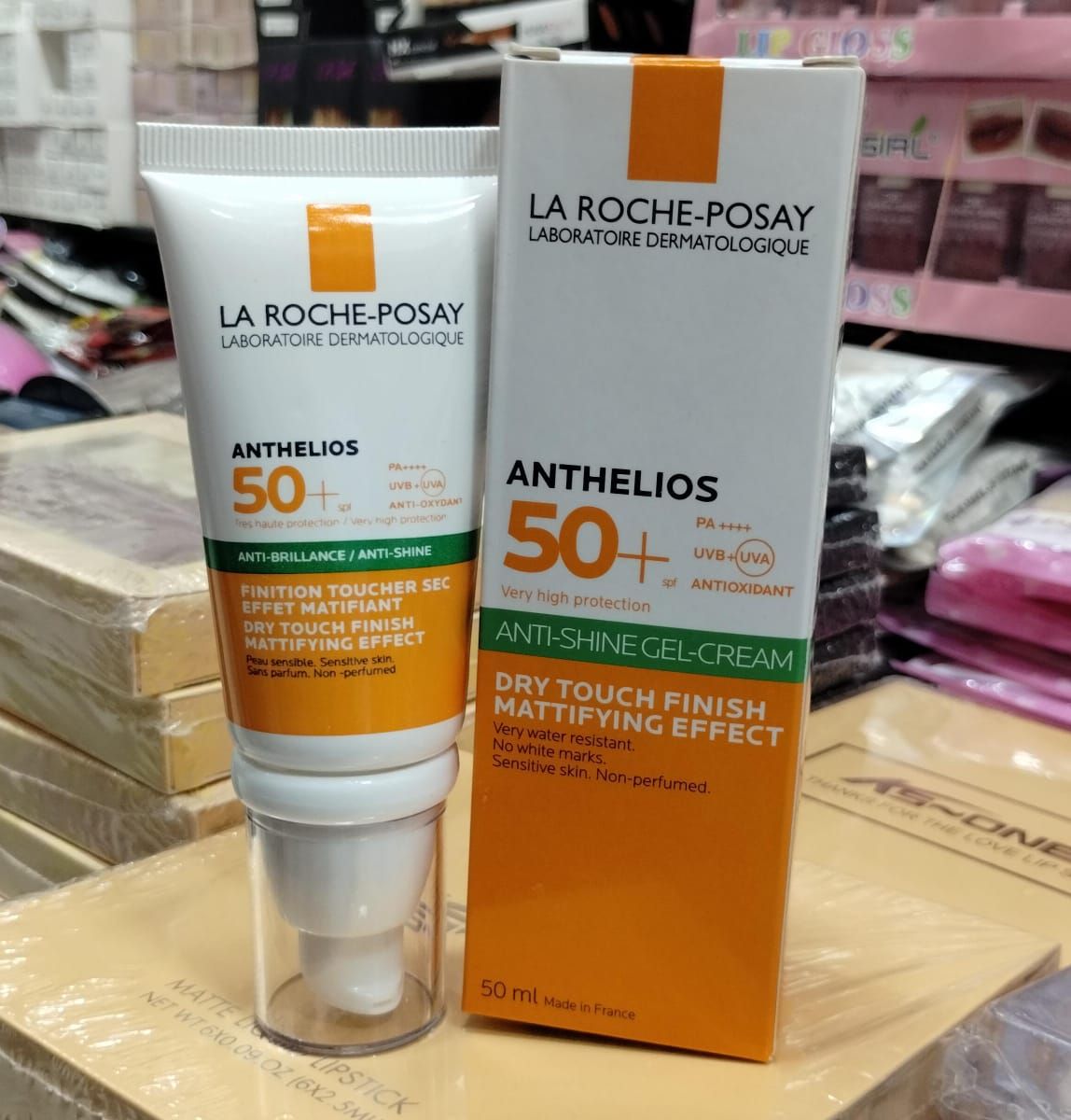 La Roche-Posay Anthelios UVMune 400 Hydrating Cream SPF50 50ml View Gallery - Pakistan