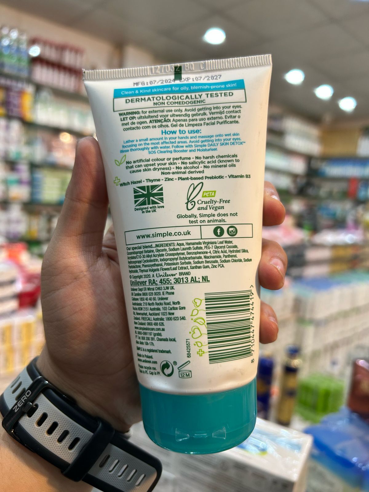 Simple Daily Skin Detox Purifying Gel Facial Wash – 150ml View Gallery - Pakistan