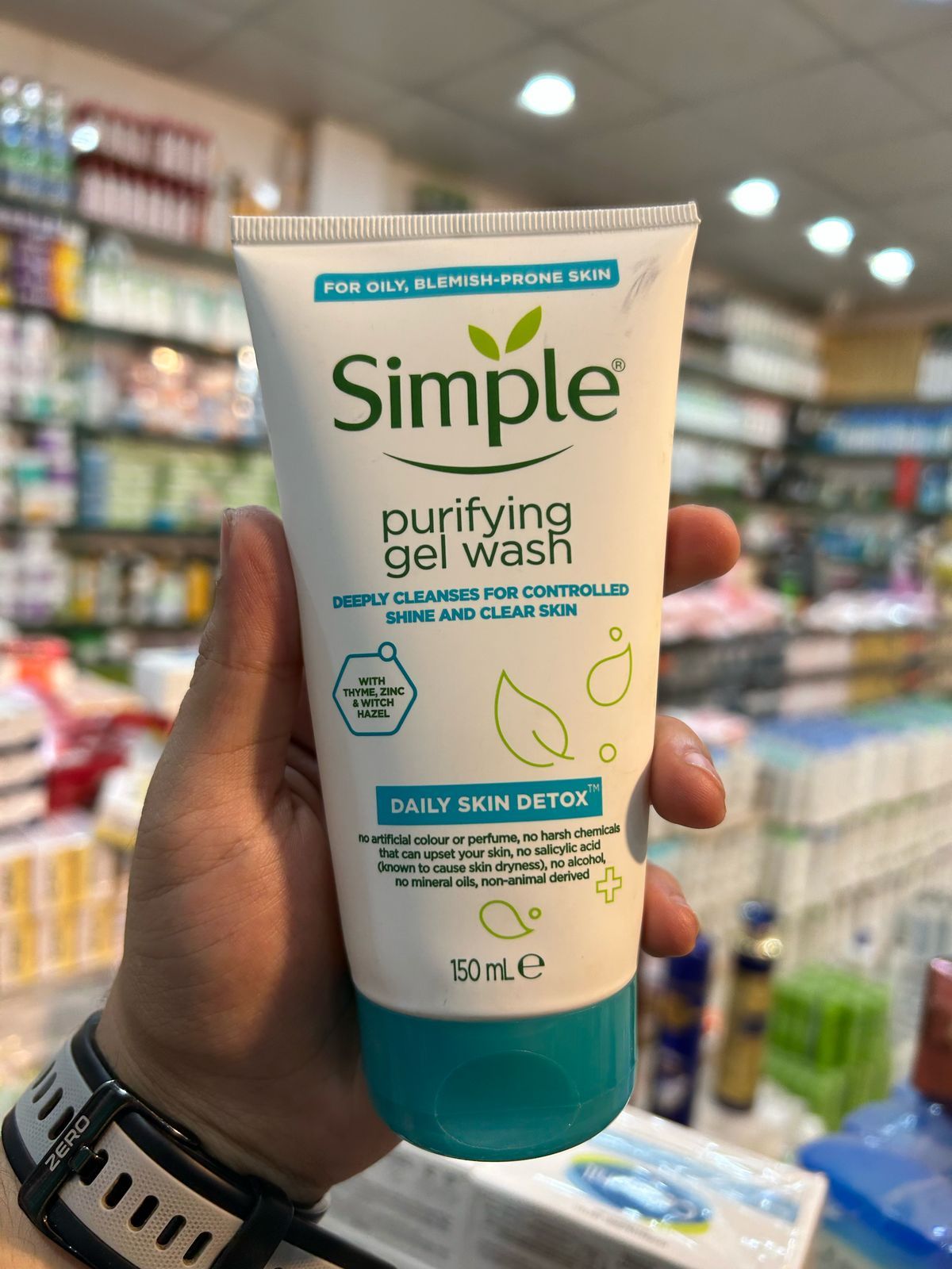 Simple Daily Skin Detox Purifying Gel Facial Wash – 150ml View Gallery - Pakistan