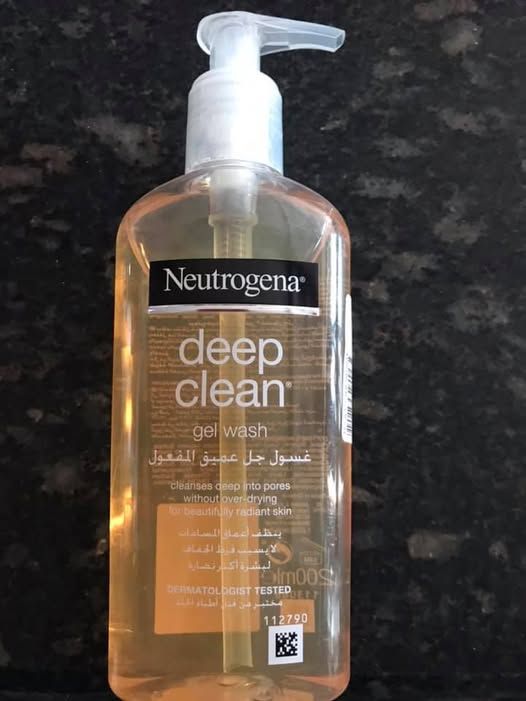 Neutrogena Deep Clean Gel Wash – Oil-Free Daily Facial Cleanser for Oily &amp; Combination Skin (200ml) View Gallery - Pakistan