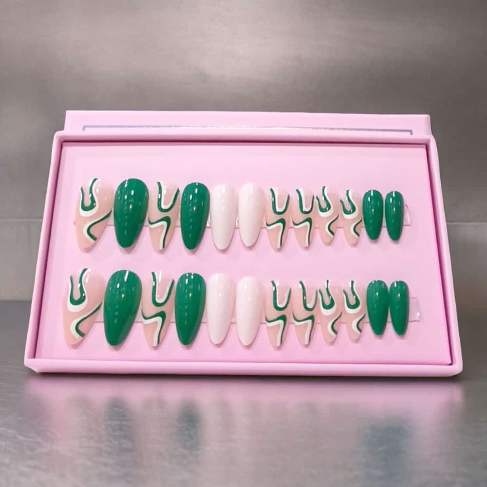 24Pcs O.TWO.O green Matte Nails with accessories