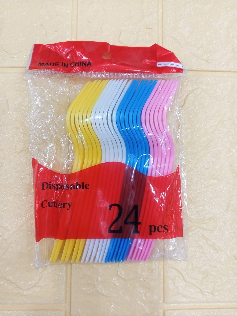 24pcs Imported Disposable Plastic Fork Party Cutlery Fork Birthday Party Tableware for Cake Dessert (Mixed colour)