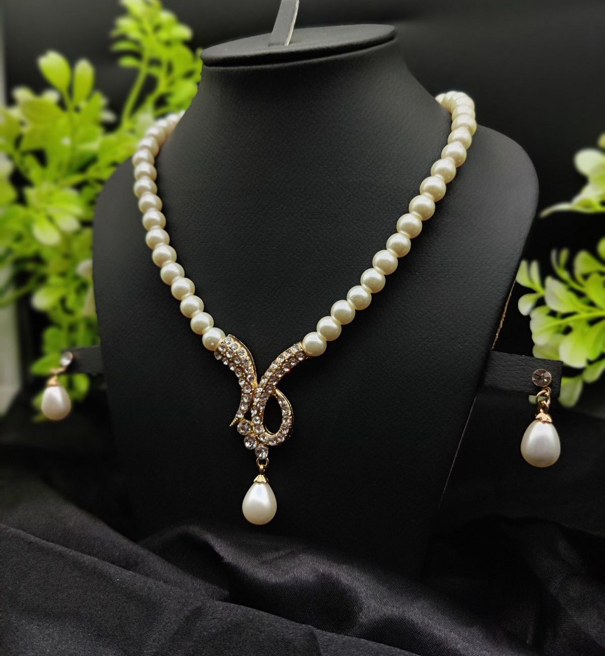 Imported Exquisite Pearl Necklace Set with Radiant Pendant &amp; Earrings | Girls &amp; Women Fashion View Gallery - Pakistan