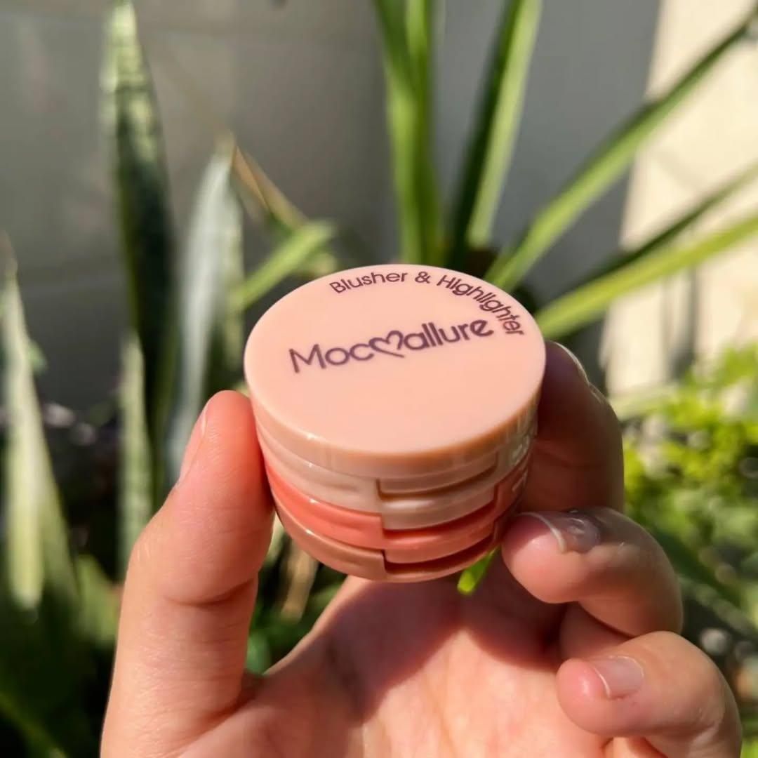 Mocallure 3 in 1 blusher highlighter kit Package Includes: 1 x Blusher Highlighter Kit Product Feature: Glowy, 2 in 1 (Random color) View Gallery - Pakistan
