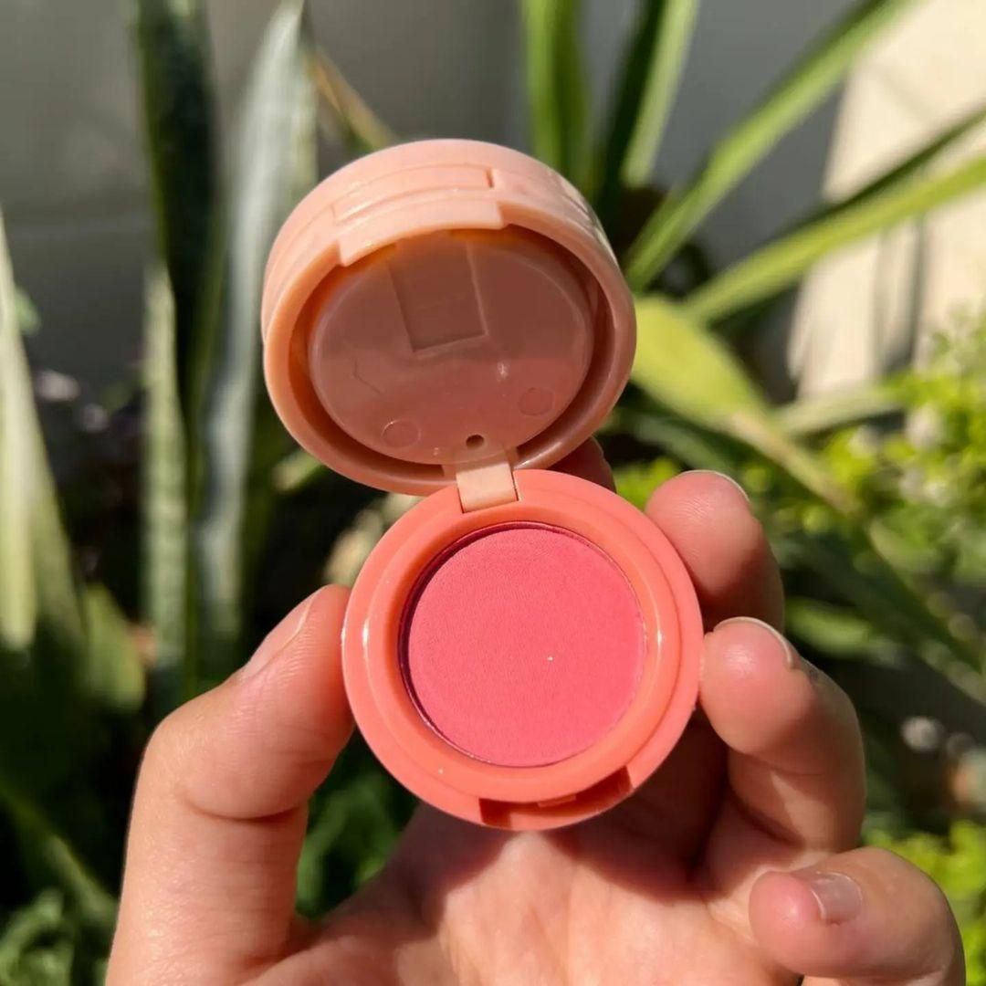 Mocallure 3 in 1 blusher highlighter kit Package Includes: 1 x Blusher Highlighter Kit Product Feature: Glowy, 2 in 1 (Random color) View Gallery - Pakistan