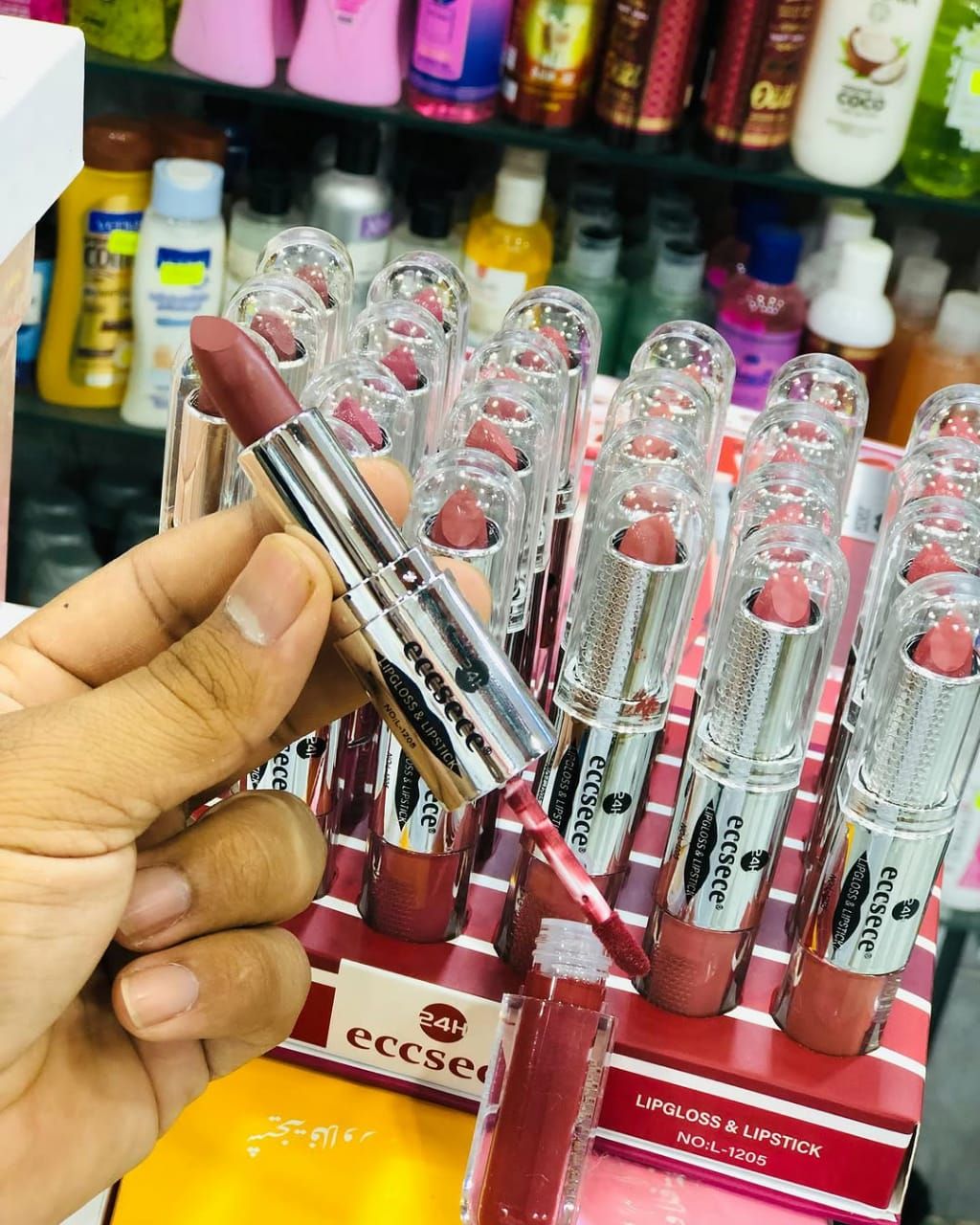 Highly Pigmented, Soft And Smooth Texture Matt - 2 in 1 Lipstick + Lipgloss (Random color)