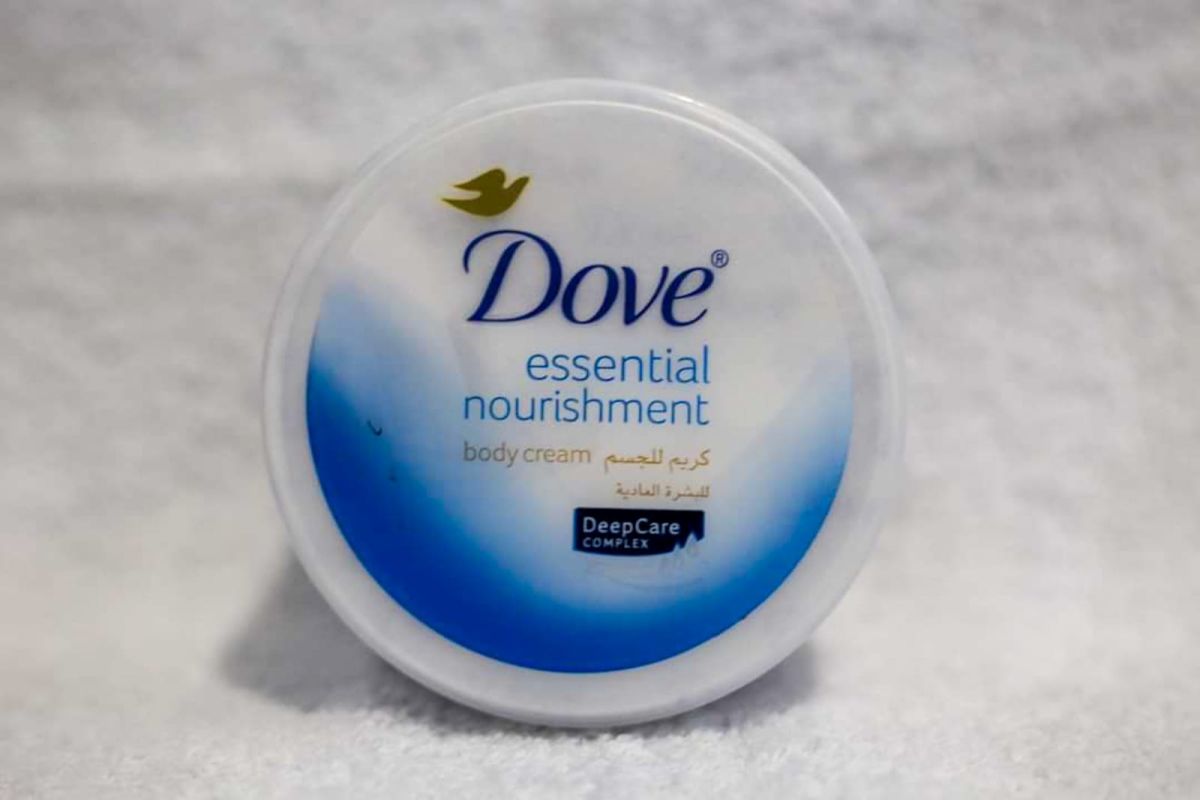 Dove Essential Nourishment Body Cream For Dry Skin, 300 ml View Gallery - Pakistan
