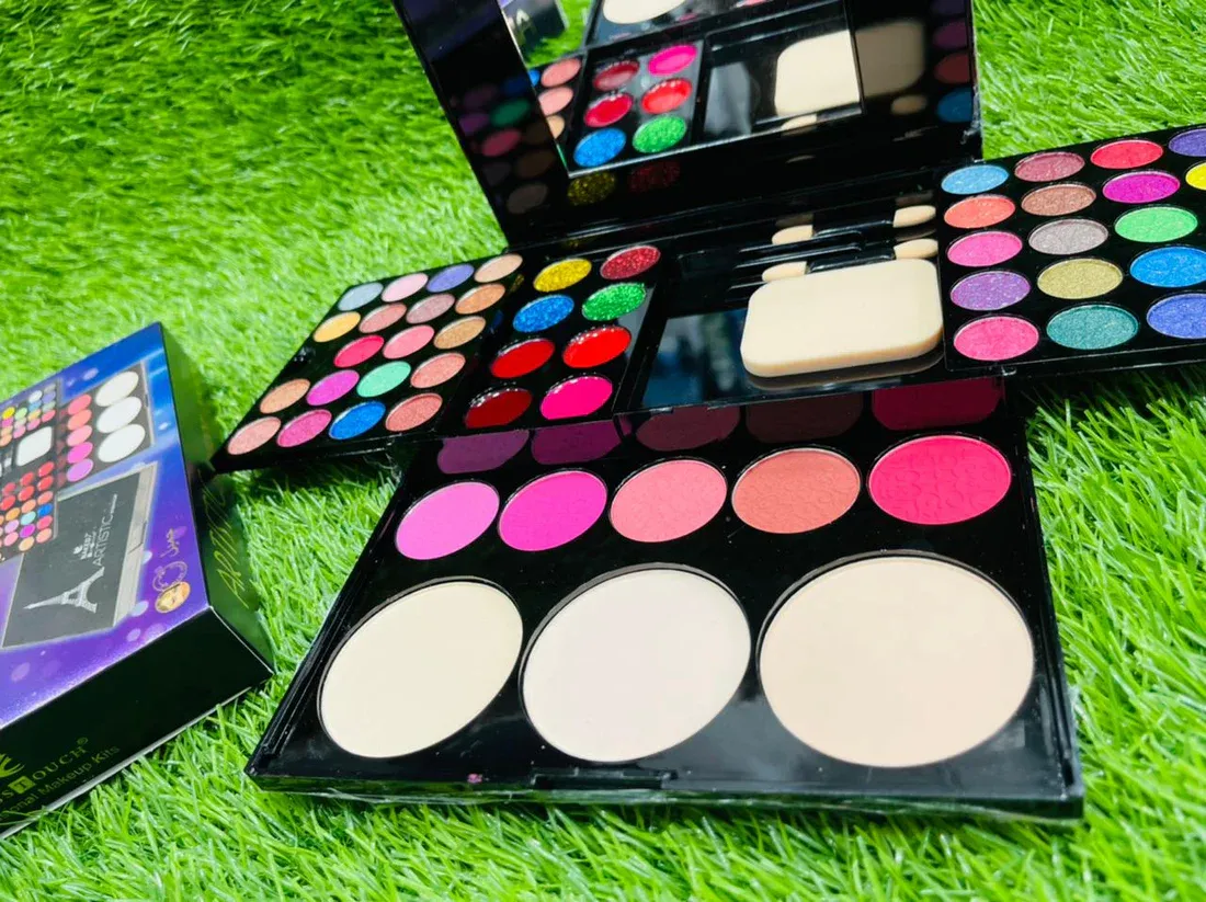 ARTISTIC FULL MAKEUP PALLETE P133 MATTE EYESHADOW PALLETE View Gallery - Pakistan