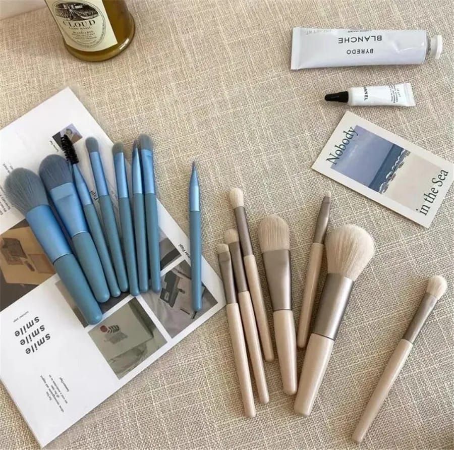 8pcs Travel Makeup Brush Kit Mini Cosmetic Brush for Face Foundation Blush Eye Shadow Wooden Handle (random color) View Gallery - Pakistan