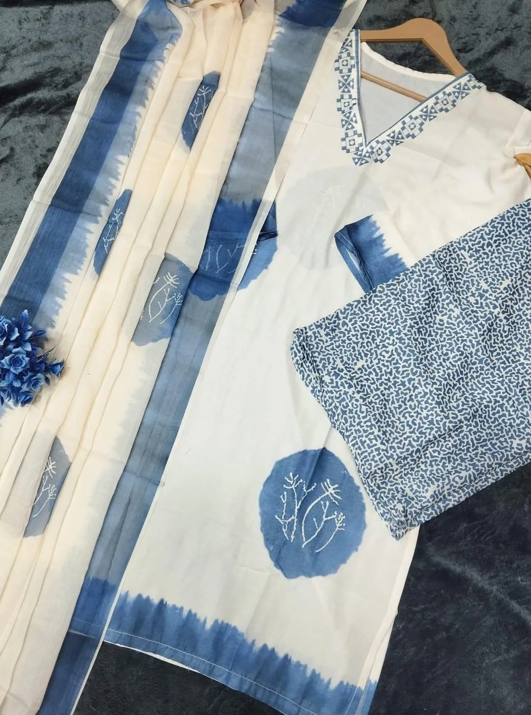 * 3 Pcs Women's Stitched Lawn Printed Suit